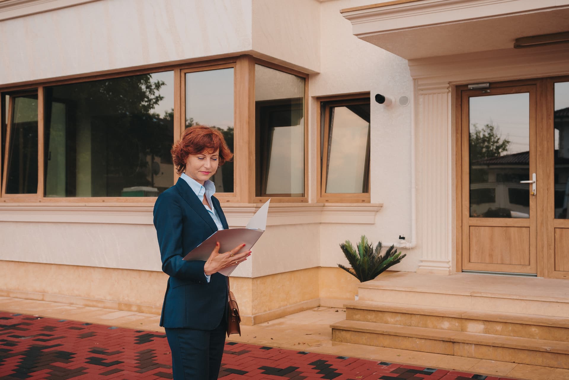 Andreea Lancea în fața imobilului Malva Homes